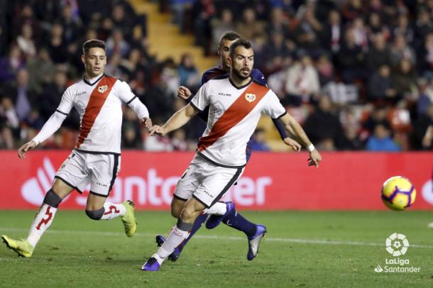 Jordi Amat tratando de llevarse un balón | Fotografía: La Liga