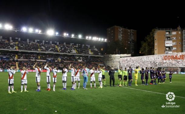 Jugadores del Rayo Vallecano saltando al césped | Fotografía: La Liga
