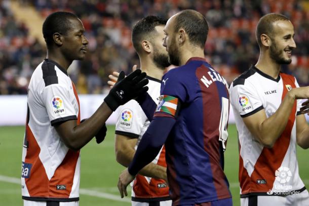 Imbula saludando a un rival | Fotografía: La Liga