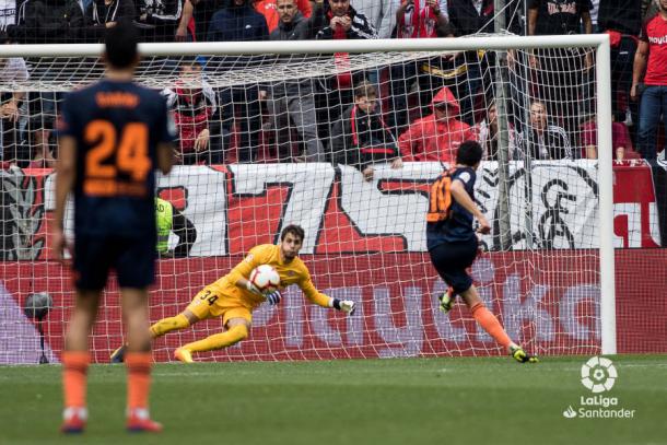 Parejo tirando el penalti | Foto: La Liga Santander