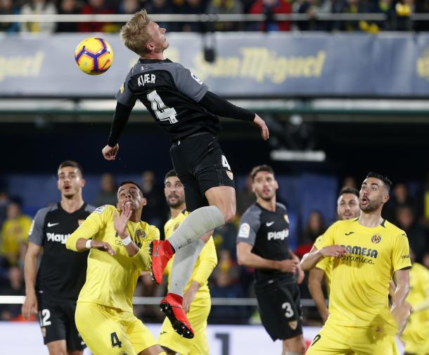 Kjaer intenta rematar de cabeza | Foto: Sevilla FC