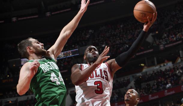 Tyler Zeller intenta taponar un tiro de Dwyane Wade | Foto: NBA (Chicago Bulls)