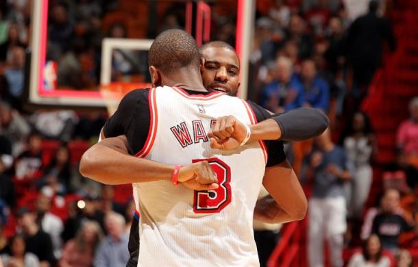 Chris Paul y Dwyane Wade, abrazándose tras el encuentro. Fuente: nba.com/heat
