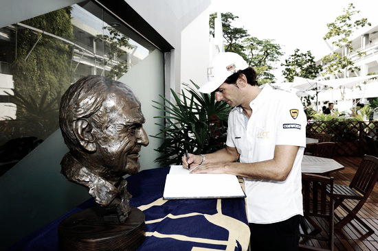 Pedro de la Rosa junto al libro de firmas en homenaje a Watkins (Foto: RBR)