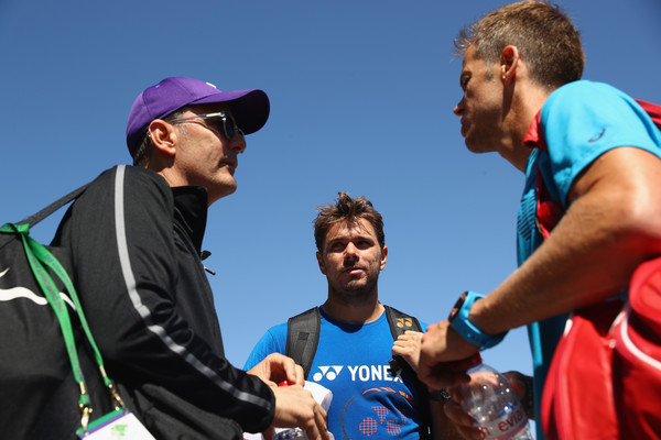 Wawrinka speaking with his coaches (Photo by Michael Steele / Getty)