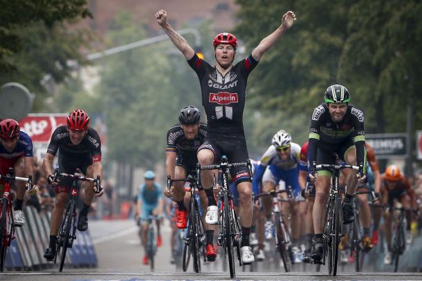 Waeytens celebra el triunfo en la última etapa | Fuente: Giant-Alpecin oficial.