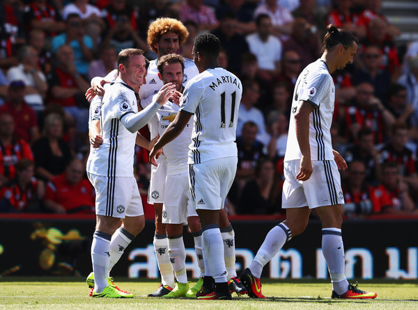 United celebrate scoring Rooney's goal, which put them ahead 2-0. (Photo credit: Michael Steele/Getty Images)