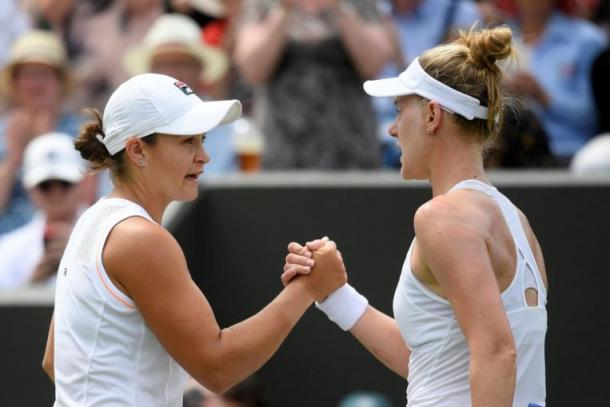 Barty (l.) and Riske (r.) shake hands after the American pulled off the upset at Wimbledon/Photo: Reuters