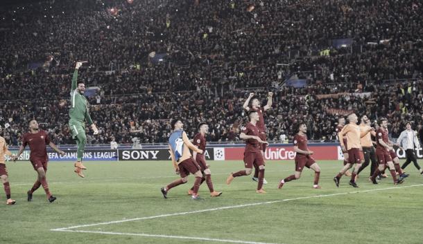 Imagen de los jugadores de la Roma celebrando la victoria con su afición. Foto:asroma.com