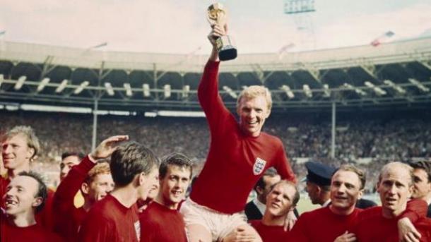 Bobby Moore con el trofeo tras ganar el Mundial 1966 (TheFA.com)