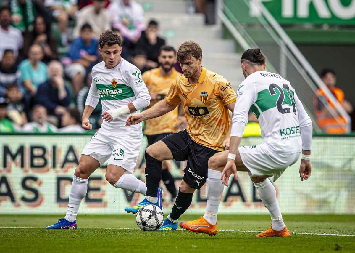 Lucas Beltrán dribbling in Valencia CF's last match in LaLiga