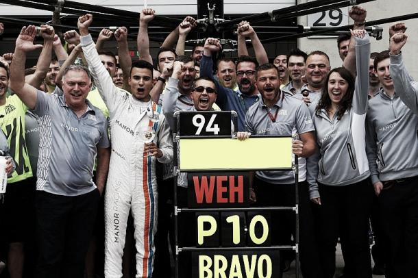 Wehrlein celebra junto a su equipo el punto logrado en Austria (Foto: Sutton Images).