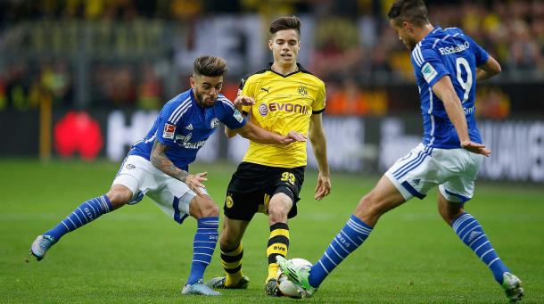 Weigl vying for the ball in the Revierderby win | Photo: DFB