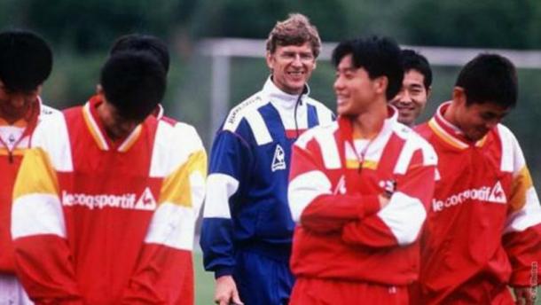 Wenger coaching in Japan many years ago. | Source: the18.com