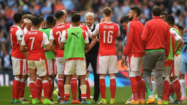 Wenger habla con sus jugadores antes de la prórroga | Fotografía: Arsenal
