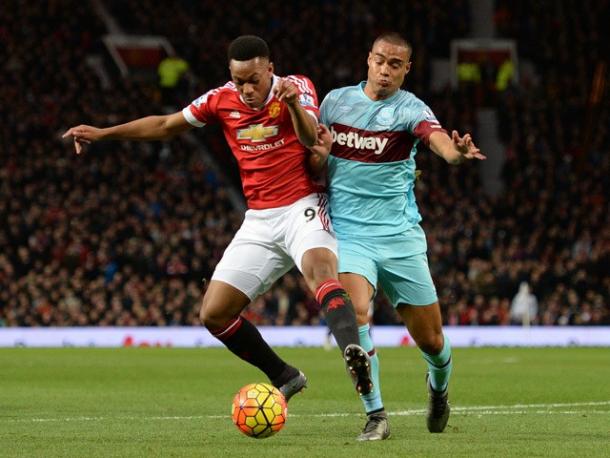 Anthony Martial en una pugna con el zaguero. Fotografía/ Getty Images