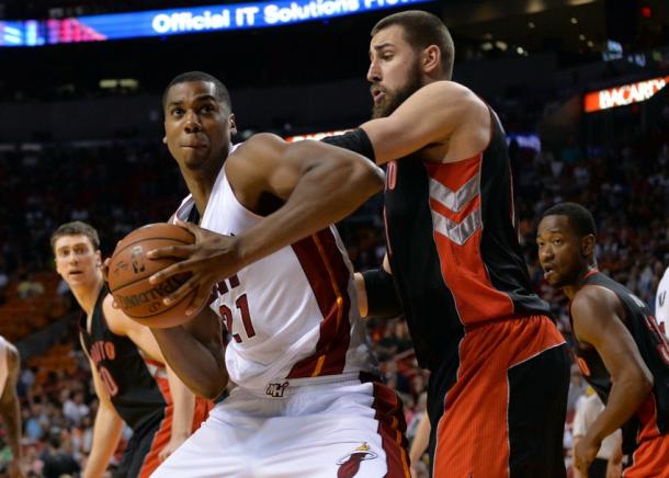 Jonas Valanciunas in difesa su Hassan Whiteside - Photo Getty Image