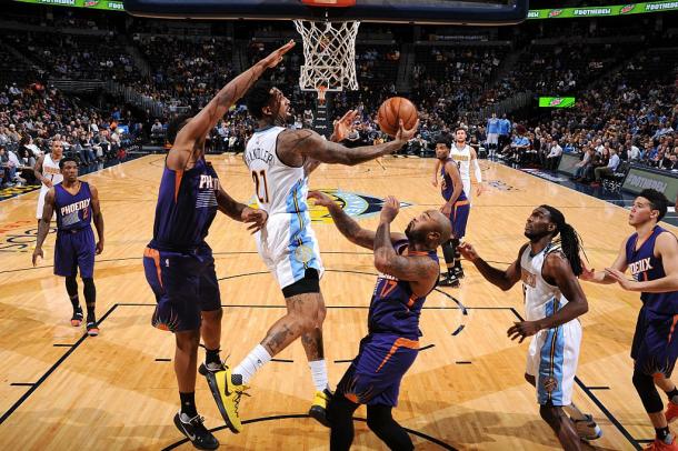 Chandler a canestro tra le maglie dei Suns - Foto Nba Twitter 