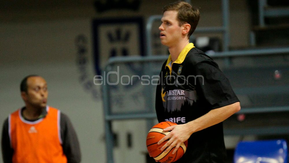 Will Hanley, during hist stage in CB Canarias | Picture: www.eldorsal.com