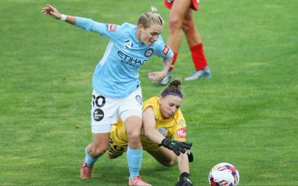 This challenge by Adelaide keeper Sarah Willacy on Melbourne forward Jess Fishlock would lead to a penalty shot. | Photo: Michael Dodge - Getty Images