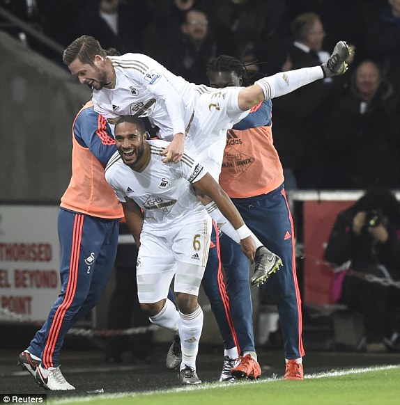 Williams celebrates Sigurdsson's strike with the man himself. (Photo: Reuters)