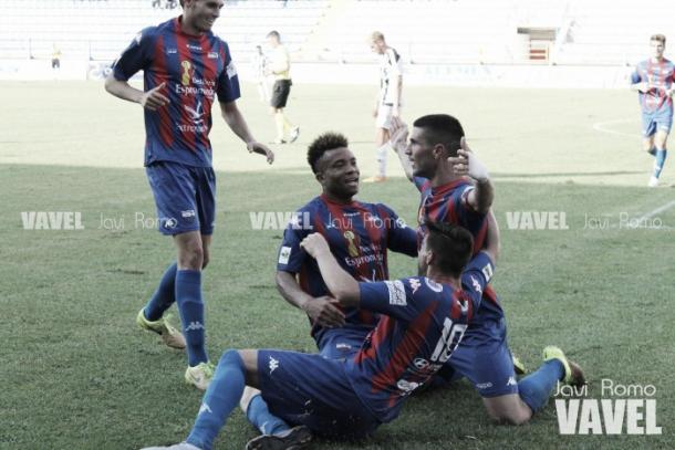 Jugadores del Extremadura celebrando un gol. | Imagen: Javi Romo.