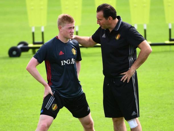 Wilmots speaking to Kevin De Bruyne in training (Photo: Getty Images)