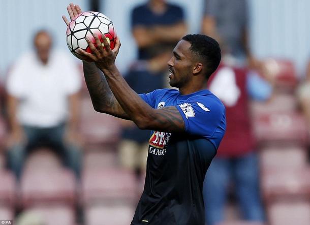 Wilson se lleva el balón tras anotar un hat-trick ante el West Ham | Foto: Daily Mail