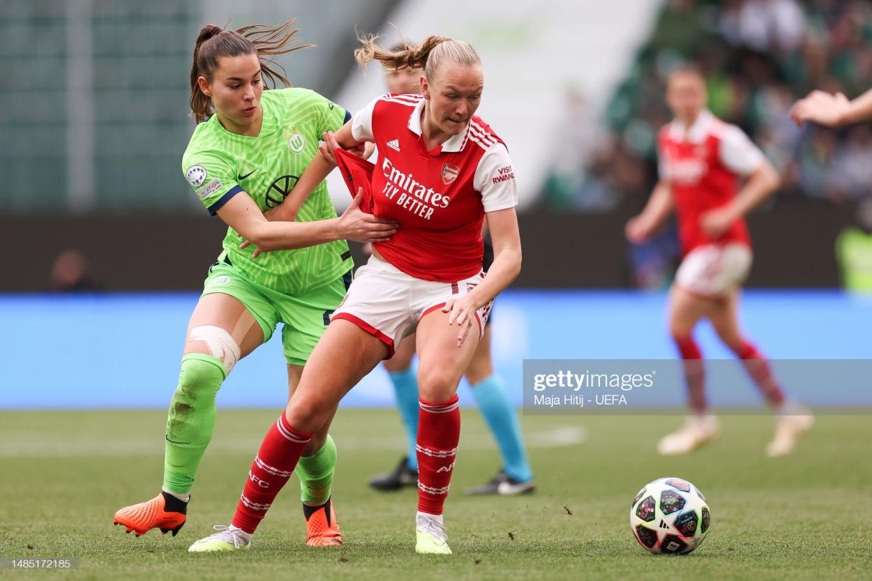 Lena Oberdorf of VfL Wolfsburg battles for possession with Frida Maanum of Arsenal during the UEFA Women's <strong><a  data-cke-saved-href='https://www.vavel.com/en/football/2023/04/27/womens-football/1145122-carla-ward-would-love-to-keep-loanee-kirsty-hanson-long-term.html' href='https://www.vavel.com/en/football/2023/04/27/womens-football/1145122-carla-ward-would-love-to-keep-loanee-kirsty-hanson-long-term.html'>Champions League</a></strong> semifinal 1st leg match between VfL Wolfsburg and Arsenal at Volkswagen Arena on April 23, 2023. (Photo by Maja Hitij - UEFA/UEFA via Getty Images)