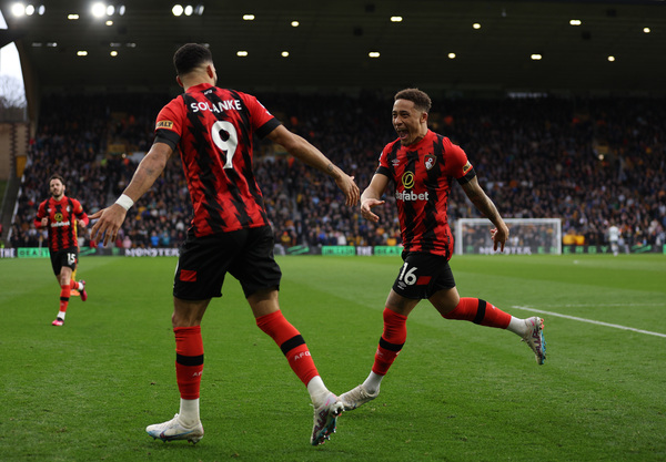 Marcus Tavernier y Solanke, felices tras el gol | Foto: Getty Images
