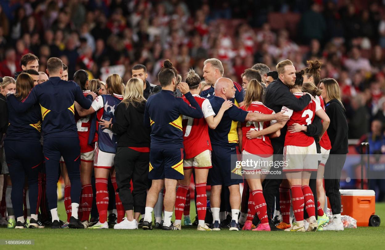Jonas Eidevall, Head Coach of Arsenal, embraces Lotte Wubben-Moy of Arsenal as players of Arsenal huddle following their side's defeat to VfL Wolfsburg during the UEFA Women's <strong><a  data-cke-saved-href='https://www.vavel.com/en/football/2023/04/22/womens-football/1144597-were-in-the-tie-hayes-backs-her-side-ahead-of-the-second-leg.html' href='https://www.vavel.com/en/football/2023/04/22/womens-football/1144597-were-in-the-tie-hayes-backs-her-side-ahead-of-the-second-leg.html'>Champions League</a></strong> semi-final 2nd leg match between Arsenal and VfL Wolfsburg at Emirates Stadium on May 01, 2023 in London, England. (Photo by Richard Heathcote/Getty Images)