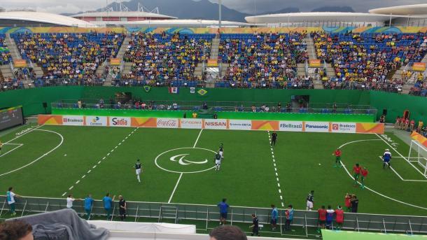Público fez a festa durante estreia brasileira no futebol de 5 | Foto: Pedro Henrique Guimarães/VAVEL Brasil