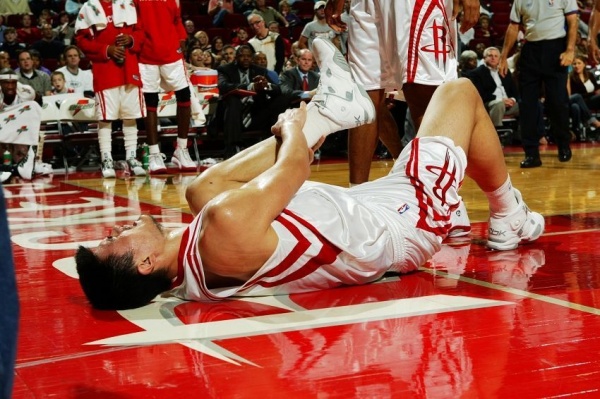 Yao Ming doliéndose de la pierna durante un partido (FUENTE: chinasportsreview.com/Netease)