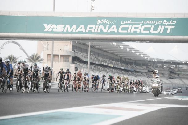 El pelotón sobre el trazado de Yas Marina | Fotografía: Abu Dhabi Tour
