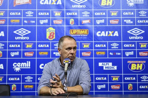 Mano Menezes exaltou o fato de poder explorar novas opções do elenco durante a temporada (Foto: Yuri Edmundo/ Light Press)