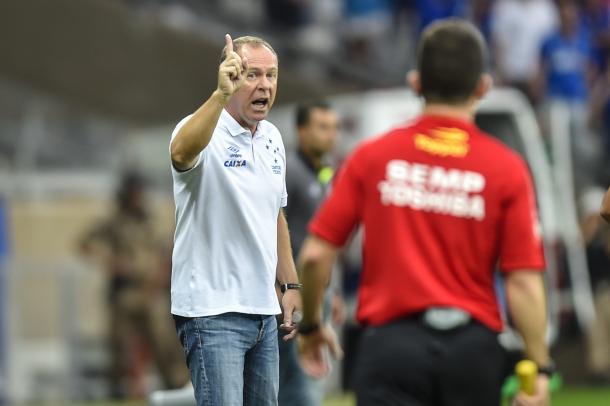 Mano Menezes protestou contra auxiliar por gol mal anulado de Ábila (Foto: Yuri Edmundo / Light Press)
