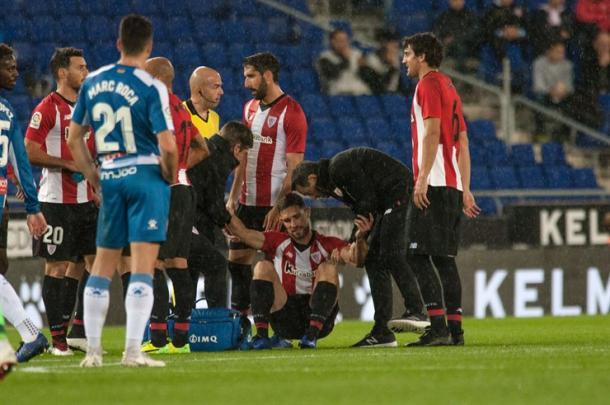 Yeray es atendido por los médicos tras su lesión | Fotografía: Athletic Club