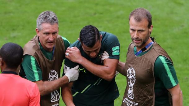 Nabbout terminó lesionado y se retiró con gestos de dolor / Foto: FIFA.com