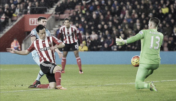 Yoshida anota el único gol del encuentro ante Adrián | Foto: Premier League