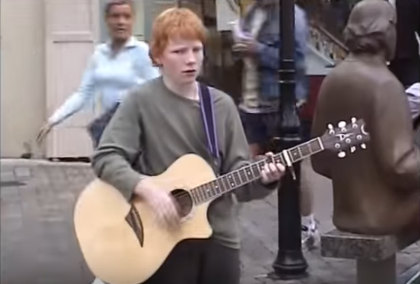 Ed Sheeran tocando en las calles de Londres | Foto: YouTube