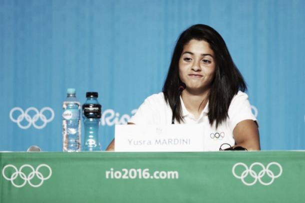 Yusra Mardini em coletiva logo após sua primeira prova nos Jogos Olímpicos. Ela volta nos 100m livre (Foto: Divulgação/Rio 2016)