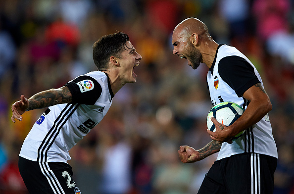 Santi Mina e Zaza comemorando o terceiro gol do italiano | Foto: Manuel Queimadelos Alonso/Getty Images