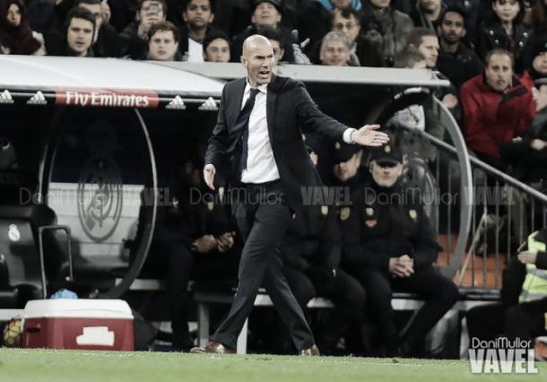 Zidane, eufórico en la banda, anima a sus pupilos | Foto: VAVEL