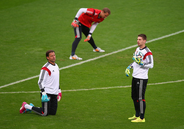 Ron-Robert Zieler (Right) training with fellow German internationals Manuel Neuer (Background) and Robert Wiedenfeller (Left) (Source: Zimbio) 