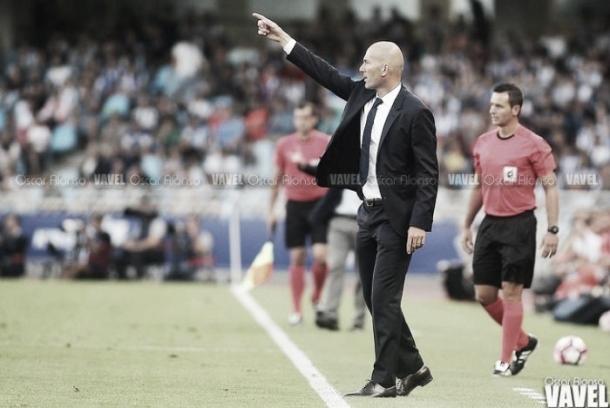 Zinedine Zidane dando órdenes desde la banda | Foto: VAVEL