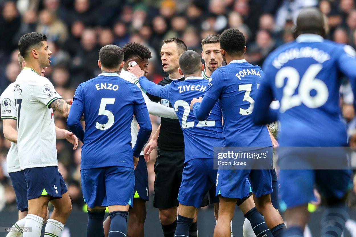 The Chelsea and Tottenham players coming together as Hakim Ziyech lashes out at Emerson Royal. Photo by Robin Jones/Getty Images)