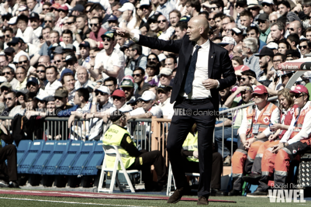 Zidane en la zona técnica I Foto: Daniel Nieto (VAVEL)
