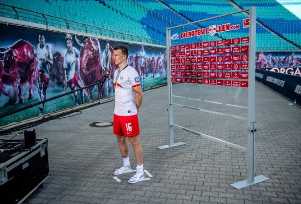 Jogador do RB Leipzig na zona mista adaptada para poder dar entrevista pós-jogo (Foto: Reprodução / RB Leipzig)