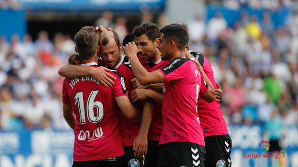 Los jugadores del Albacete celebran el gol de Zozulia