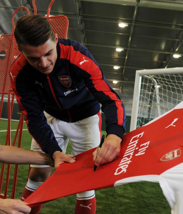 Xhaka firmando una camiseta del Arsenal. Foto: Arsenal